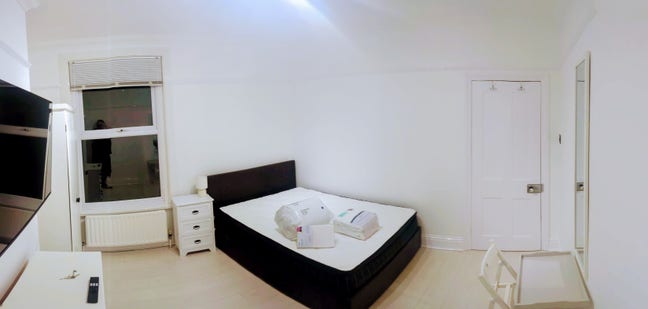 Stunning large double room, newly decorated.     . Main Photo