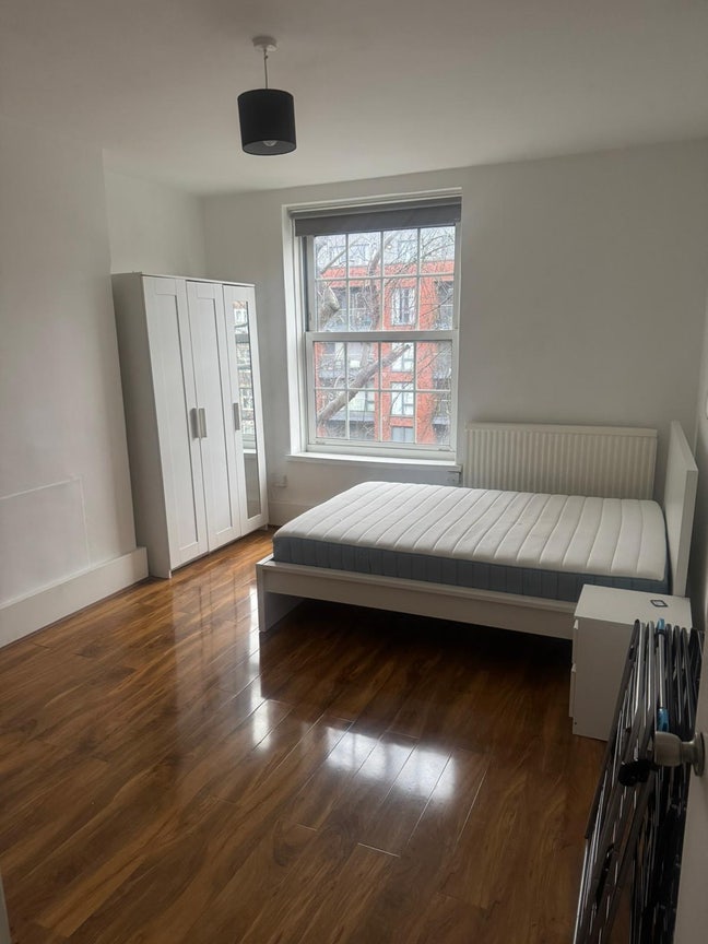 Big double room next Nine Elms station! (18Crox) Main Photo