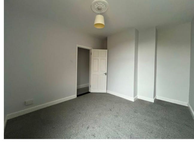 Double room in 2 bedroom house  Main Photo