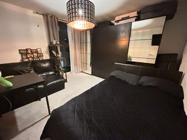 Inc Water & C.Tax. 1 Bed Flat With Balcony, E14. Main Photo