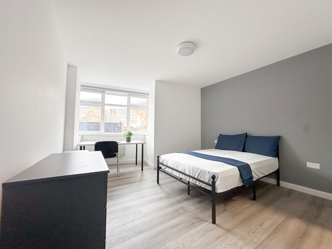 Large Double Ensuite *4-Min Walk Piccadilly Line Main Photo