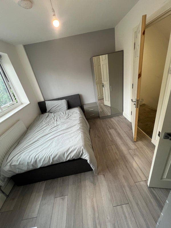  EN-SUITE Fully furnished in E14  Main Photo