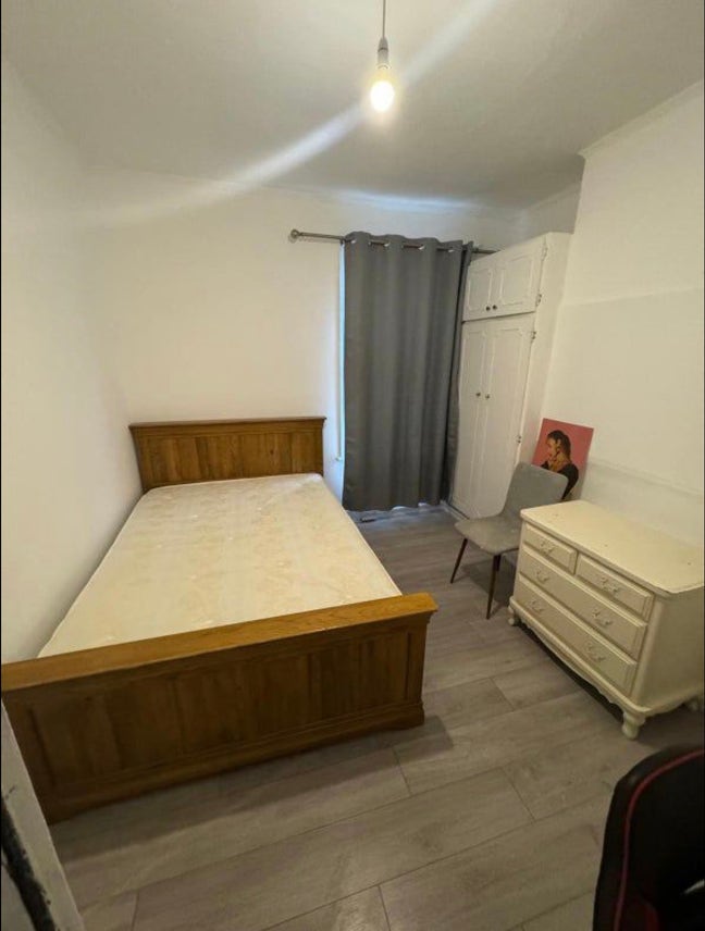 2 Rooms with amazing transport connection- Zone 1! Main Photo