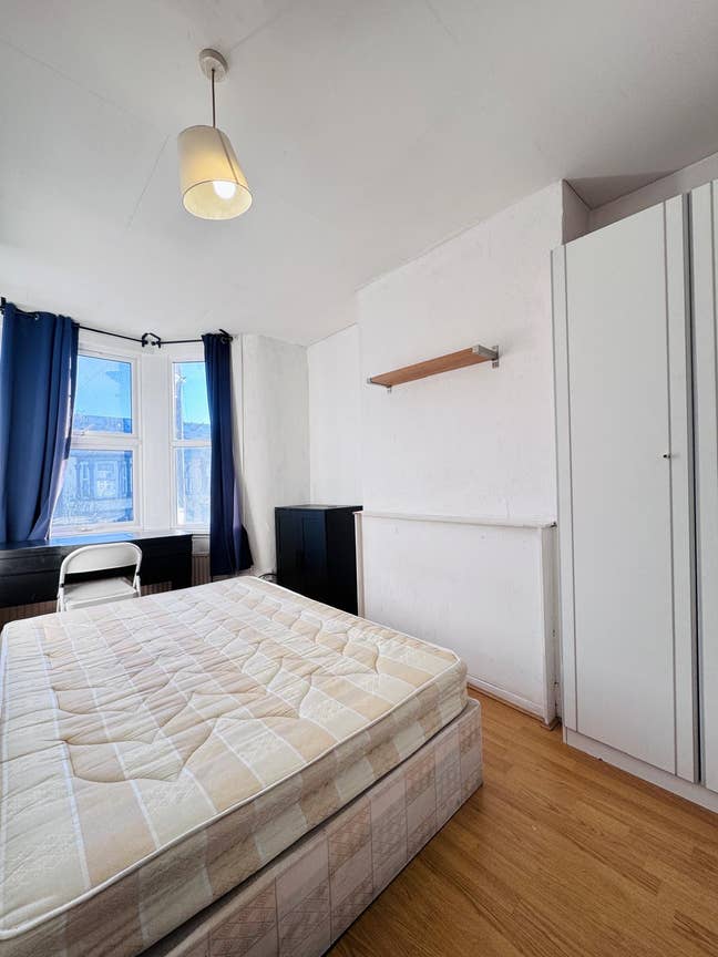 Room available E10 Main Photo