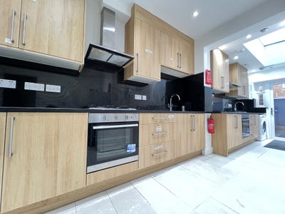 **07 Bedroom House**Rented as Whole Property**UB1 Main Photo