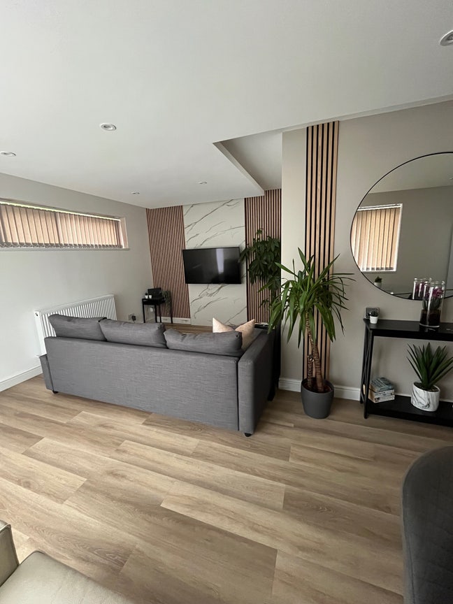 Amazing bedroom in clean modern house near town Main Photo