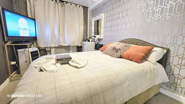 Double Bedroom in A Split Level house in Pimlico Main Photo