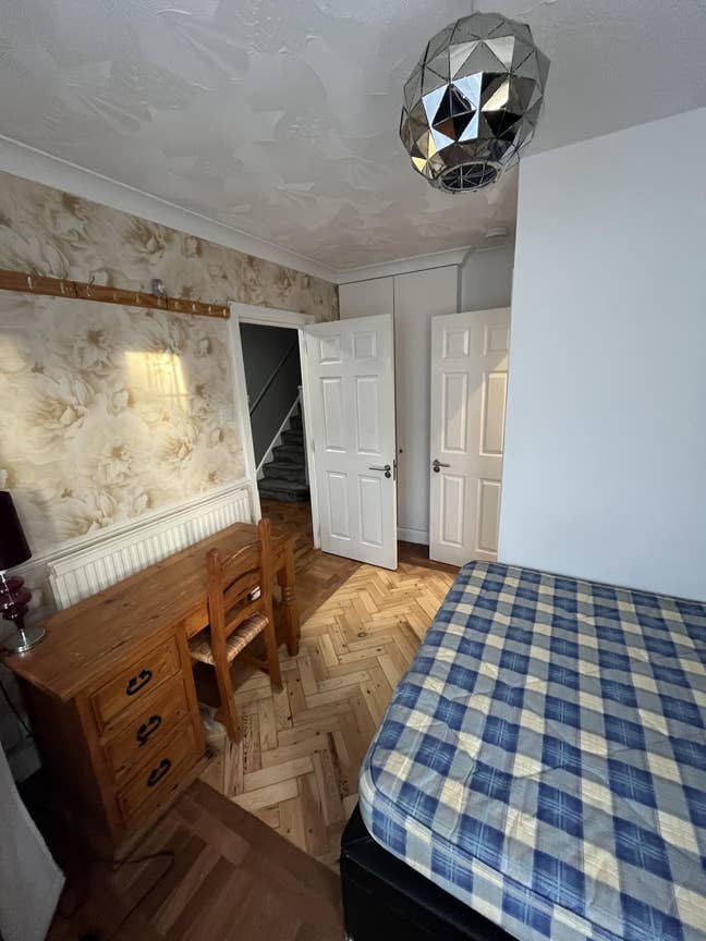 Spacious and bright large double rooms available Main Photo
