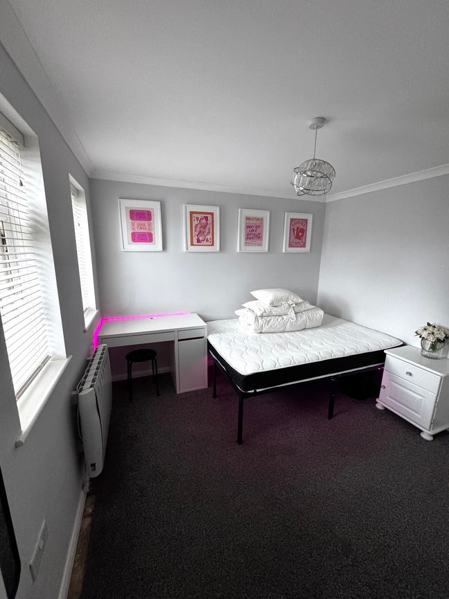 Double Room 🤍 All Bills Included Main Photo