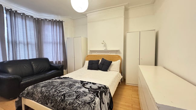 Massive double Room. Bruce Grove/Seven Sister. Main Photo