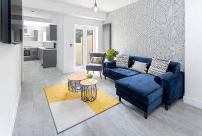 Stunning, Modern Professional Home - Close to City Main Photo