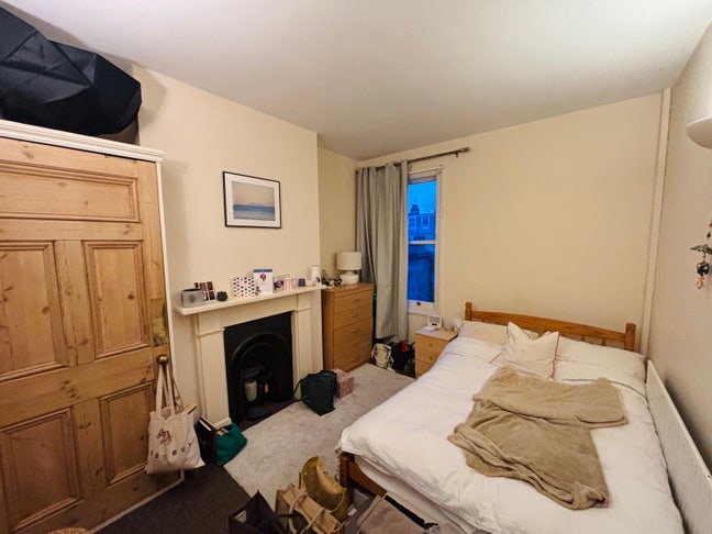 Bright, spacious (yet cosy!) furnished double room Main Photo