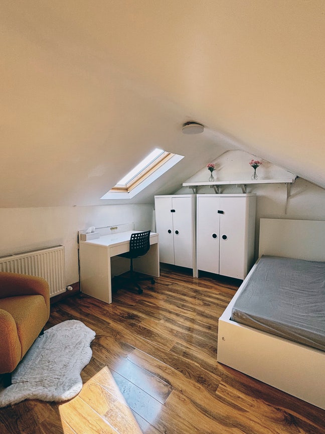 Spacious, peaceful loft room Main Photo