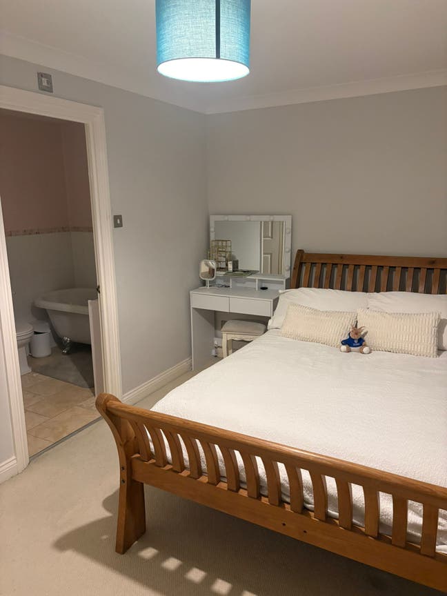 Bright bedroom with en-suite in a friendly house x Main Photo