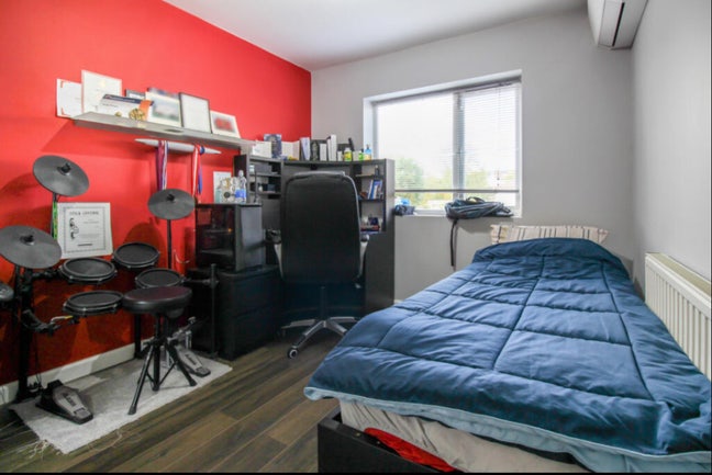 1 room in a 4 bed house Main Photo