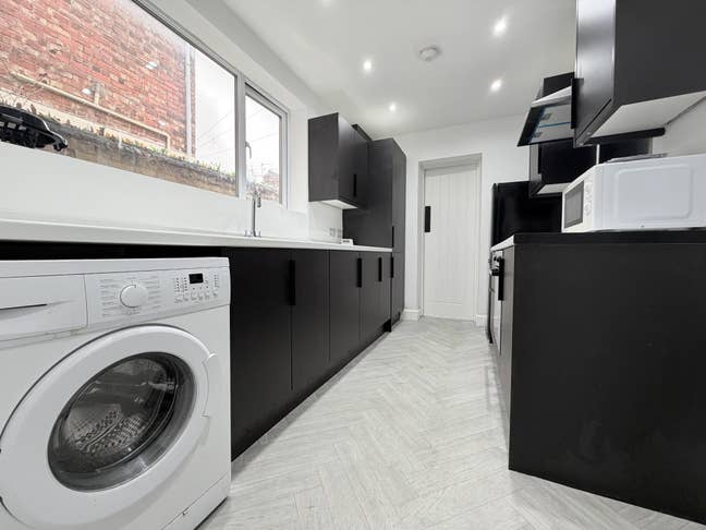 Double/Single Rooms All Bills Included & Furnished Main Photo