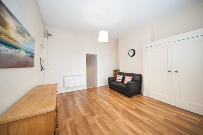 Spacious Studio flat separate office space Main Photo