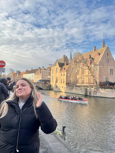 Professional Female Looking for a room / buddy up Main Photo