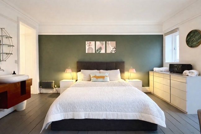 Master bedroom w/shower, 5 mins station, bills in  Main Photo