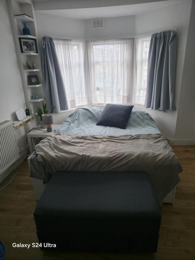 Bright Double Room in Modern Flat in West Hampst Main Photo