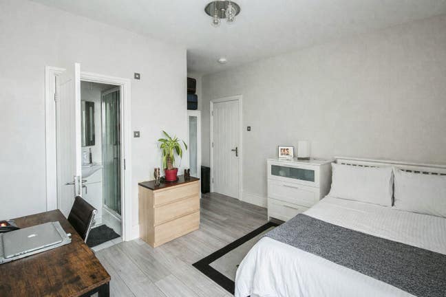 Stunning Master Ensuite Room with Garden  Main Photo