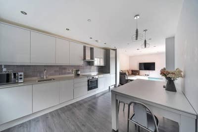 Modern 2 Bedroom, 2 Bathroom Flat W/ Patio Garden Main Photo