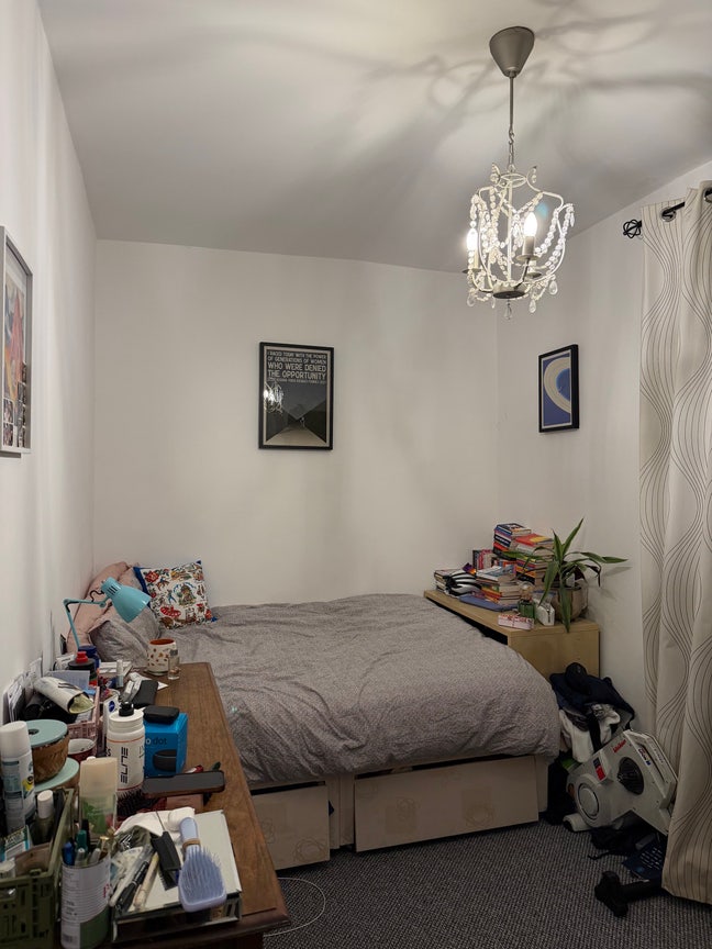 Lovely double room available just off Burton Road Main Photo