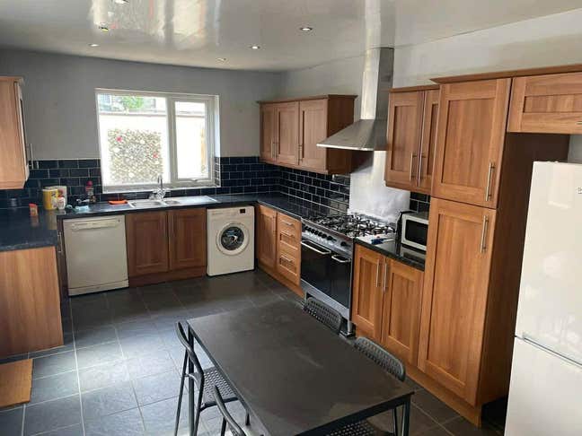 A single room in 3 bedrooms house in L6 Main Photo