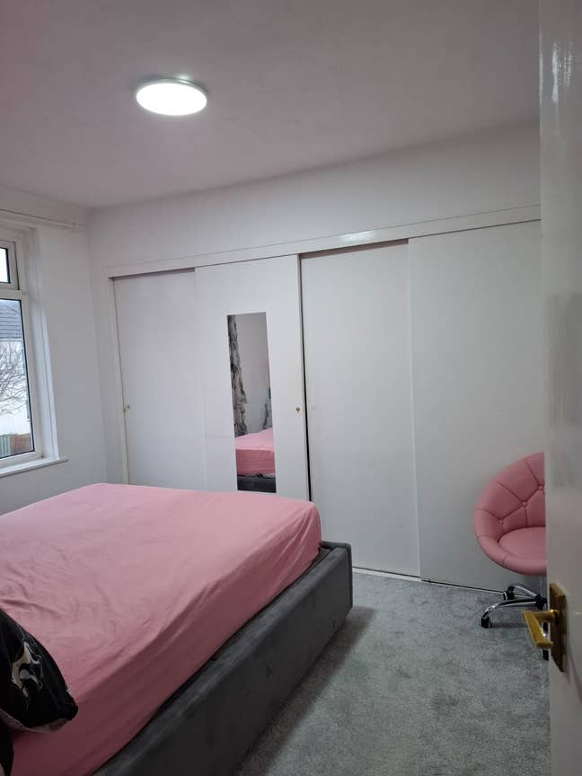 King size spacious in very clean and tidy room Main Photo