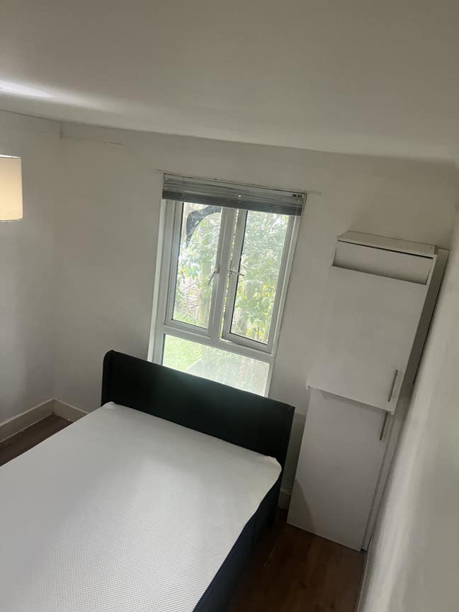 Room in house - 5 mins Train station Main Photo