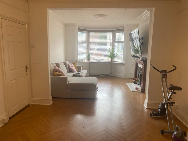 LU2 Furnished single bedroom  Main Photo