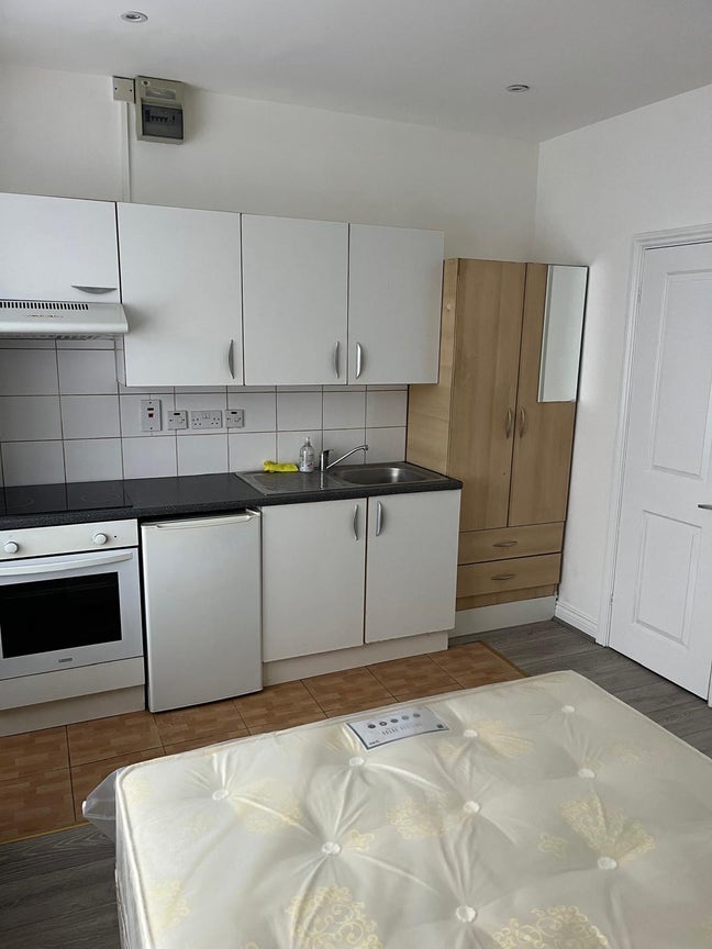 Studio to rent in Neasden NW2 Main Photo
