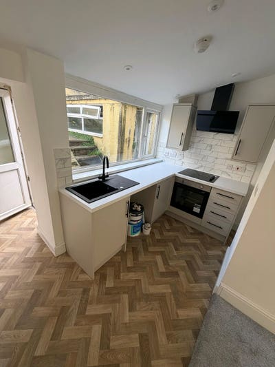 Fresh 3 bed Tonypandy Main Photo