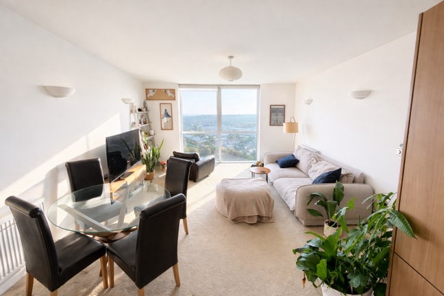 Spacious furnished 2-bed 2 bath top floor flat Main Photo