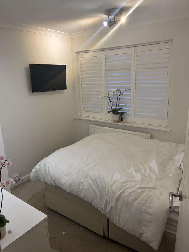 Small double room sky TV  Main Photo