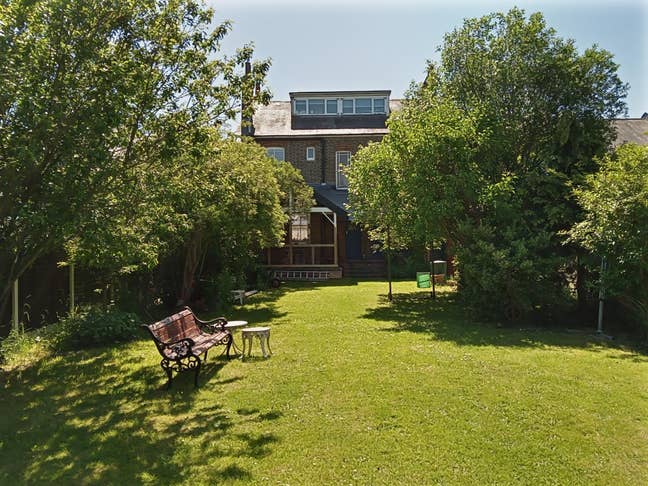 Double bedroom in detached house - very spacious Main Photo