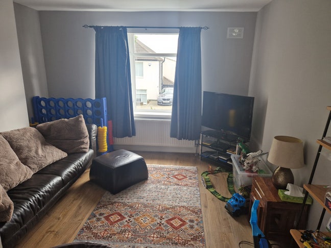 Delightful room to rent in a warm family home Main Photo