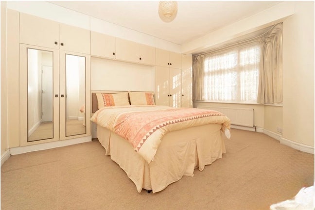 SSA - Large double room in Hounslow west  Main Photo