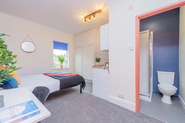 Studio close to city centre  Main Photo