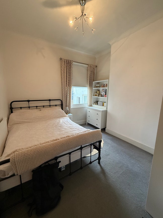 Big bright double room in the best road in SW!  Main Photo