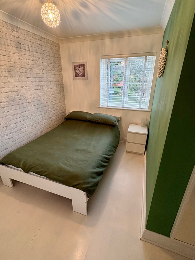 Double furnished bedroom with parking (Mon-Fri) Main Photo