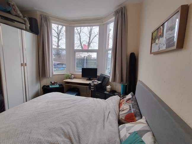 Spacious Room in Friendly Wimbledon Flat - March Main Photo