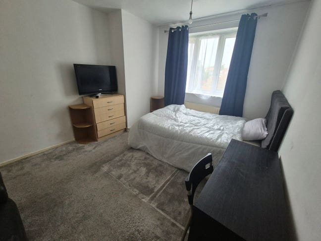 Lovely Double room available in 3 bed flat  Main Photo