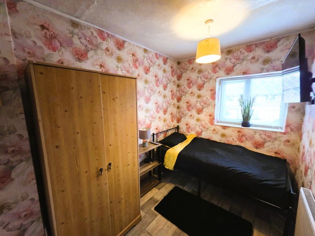 Room with TV & WiFi - No Bills. Quiet Area.  Main Photo