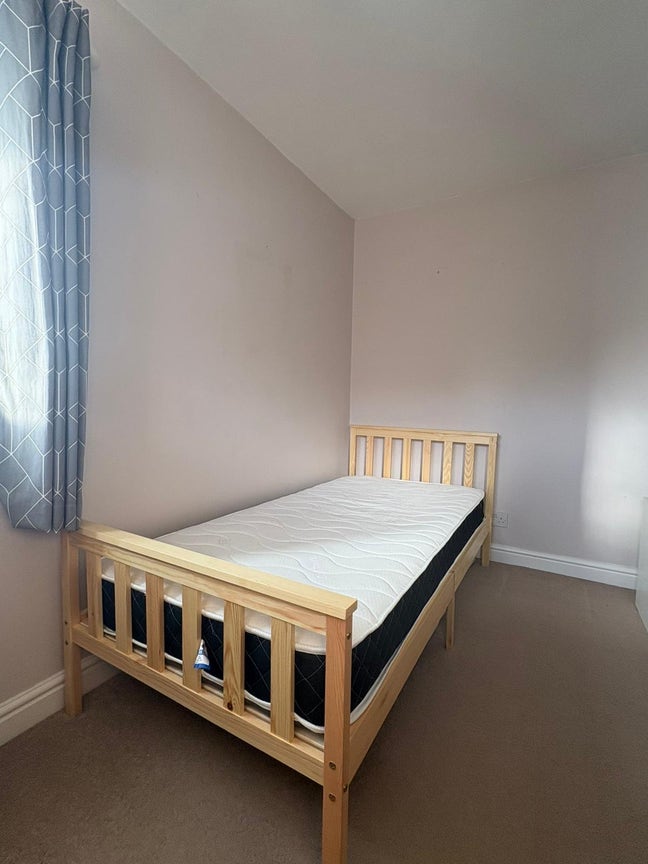 Bright clean room in spacious home with garden Main Photo