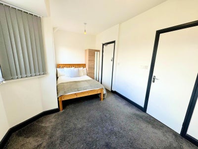 ** LARGE Luxury En Suite - All Bills Included! Main Photo