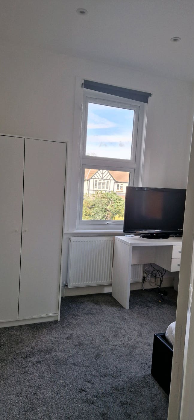 Large double aspect single with small double bed Main Photo