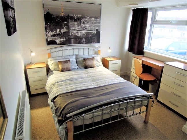 Lovely double room in friendly professional house Main Photo