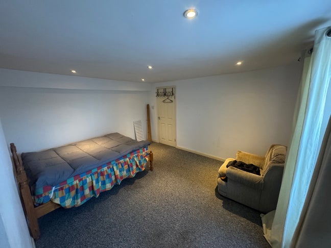 I rent room where I live with my father. Main Photo