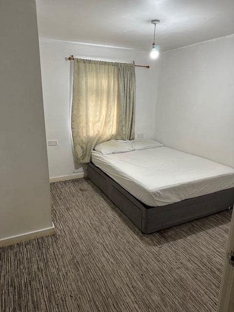 1 Beautiful Double Bedroom with Kingsize Bed Main Photo